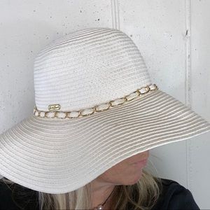 Sun n Sand off white/ gold link floppy hat